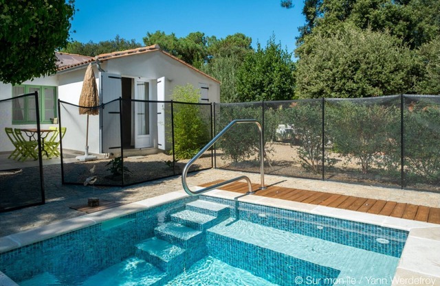 Typical Rethaise house in a large wooded plot with outdoor spa