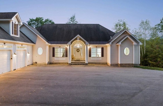 Ultimate 9BD NH Escape: River Frontage, Theater, Game Rm, Bar, Decks, 2 Kitchens