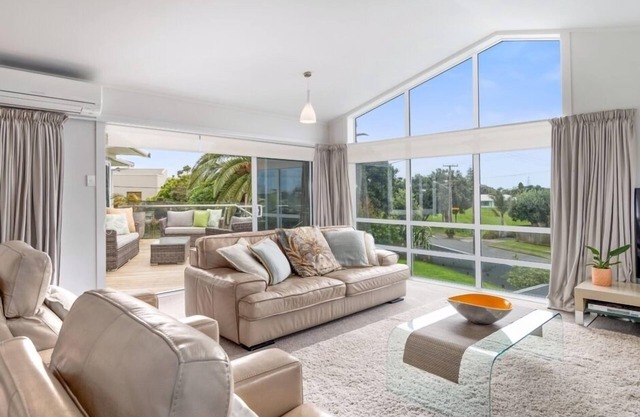Ultimate Family Retreat. Central Mount, 400m to Beach with pool.