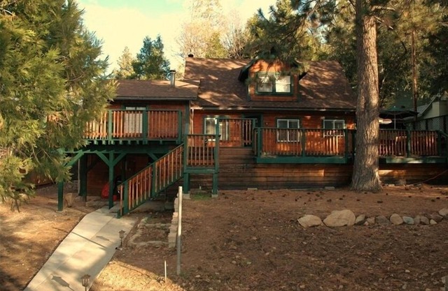 3BEARS LAKE CABIN-HOT TUB-POOL / PING PONG / FOOSBALL TBLS-HORSESHOE PIT-WIFI