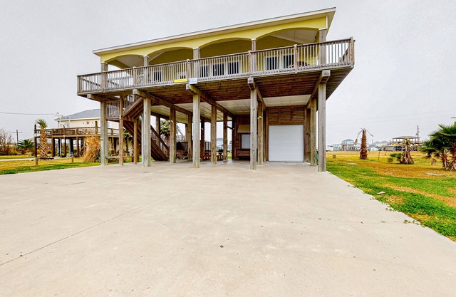 Ultimate | Steps to Beach | Large Deck | Dog Haven
