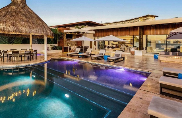 Villa ultra exclusiva frente a la playa con piscina infinita y bañera de hidromasaje. A solo pasos de la arena