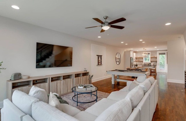 Unforgettable Townhome-Close to Broadway-10 Beds!