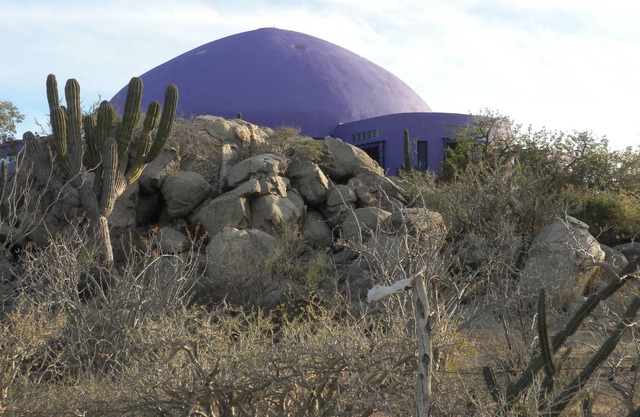 Cúpula de artista única entre montañas, mar y desierto