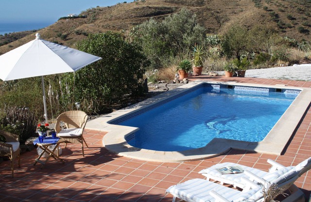 Finca auténtica única con piscina y amplias vistas al mar y las montañas.