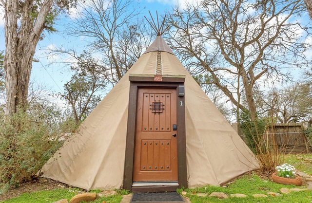 Unique Cabin, Sleeps 6, Firepit & River Access