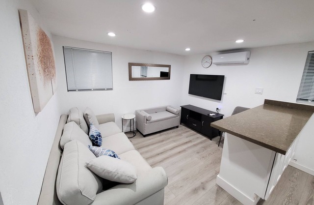 Unique comfortable unit close to LAX AIRPORT /SO-FI STADUIM.