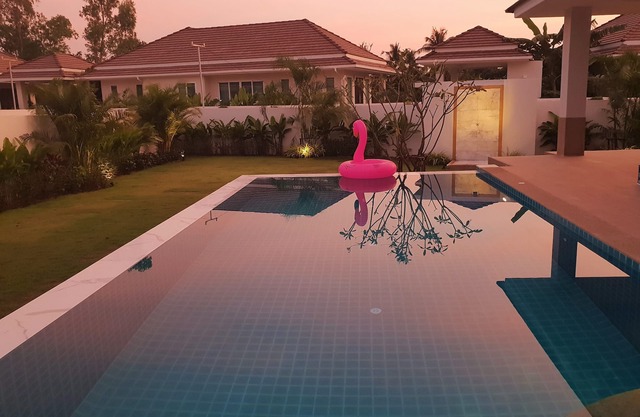 ¡Villa de lujo con piscina infinita única en Hua Hin!