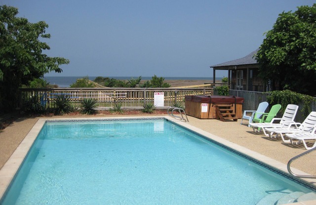 Unique Soundfront Cottage con casa de huéspedes, piscina, bañera de hidromasaje, muelle, acceso al puerto