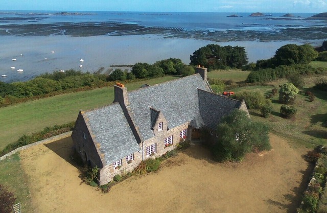 Casa de piedra única con espectaculares vistas al mar de 180º sobre el acantilado