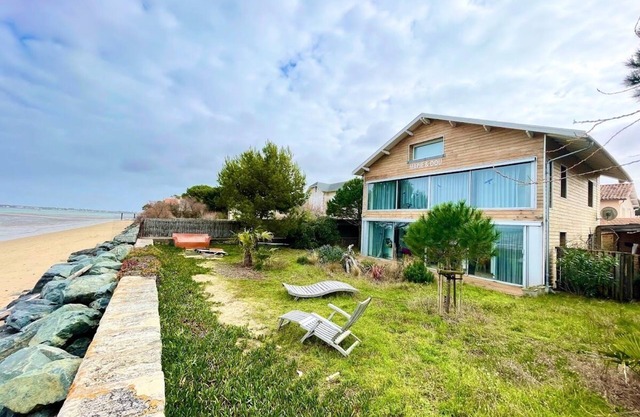 Unique villa with direct beach access, shops on foot.