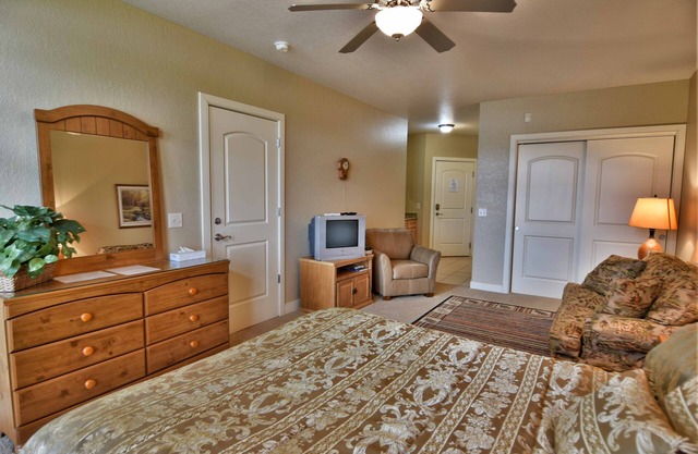 Unit 411b 1bd/ 1ba Efficiency Condo 1 Bedroom Condo by RedAwning