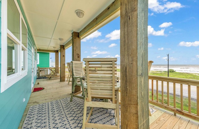 UNOBSTRUCTED Beach AND Bay views, 100m to beach