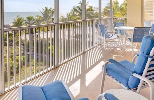 Vistas directas al Golfo sin igual desde este elegante y espacioso condominio en el ático