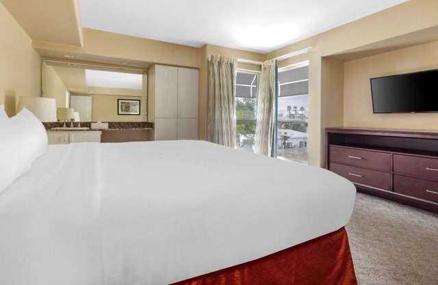 Unwind and Explore | Your Palm Springs Retreat! 2 Outdoor Swimming Pools + Spa