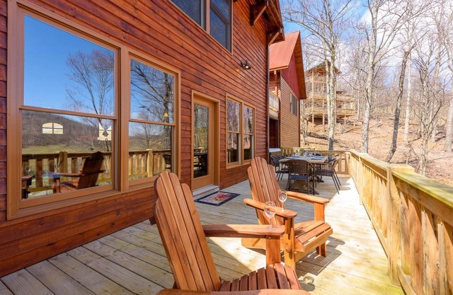 3BR / 3. 5BA Luxury Mountain Home con magníficas vistas, jacuzzi, mesa de billar, suites King, acabados de lujo