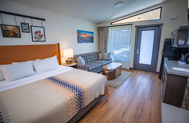 Unwind in Alpine Room w/Hot Tub Near Mammoth Mountain & Beautiful Trailheads