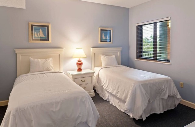 Updated 2BR Condo with Modern Kitchen, Balcony, Pool and Near Local Access