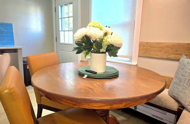 Updated 3Bedroom. 5beds group ready.Walk to the Casino and play game of Pool.