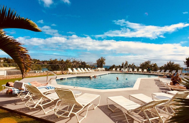 Recientemente renovado, asequible, excelente ubicación central, Beach Across Street.