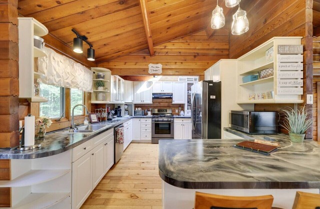 Updated Cozy Cabin Family Pet Kind Near State Waterparks