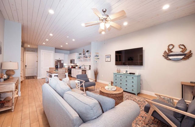 Updated Designer Condo w/ Great Cinnamon Shore Style & Amenities