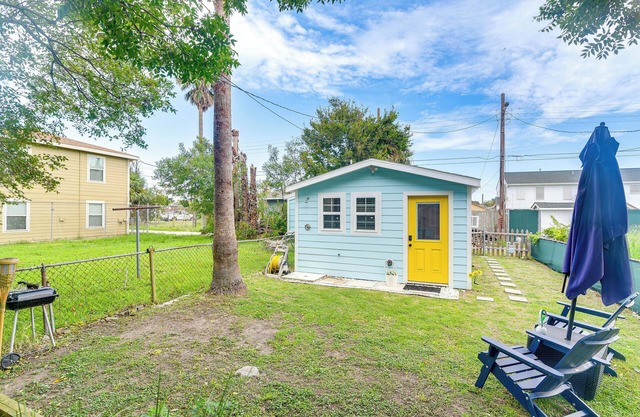 Updated Galveston Studio w/ Deck - 1 Mi to Beach!