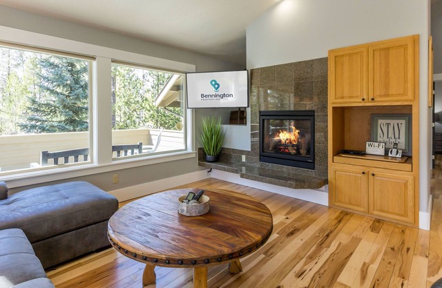 Updated Home King Master, Fireplace, Hot Tub- OLLA17