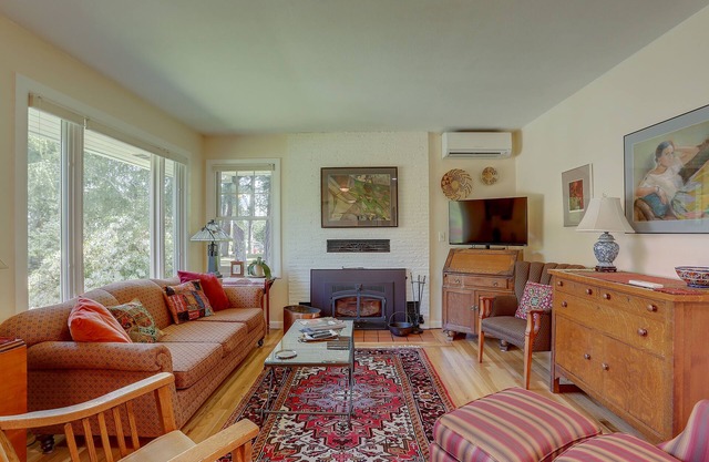 Living Color: ¡recientemente remodelado, actualizado, privado a mediados de siglo en un vecindario tranquilo y conveniente!