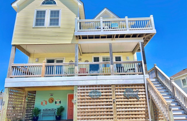 Updated 4BR coastal home & yard. Sleeps 10. Great area. Flexible check in & out!