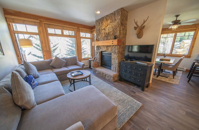 Updated Townhouse, Outdoor Pool & Hot Tubs Onsite