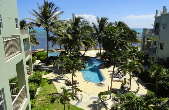 Condominio actualizado con vista al mar de dos habitaciones
