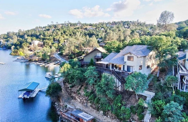 casa frente al lago con lanzamiento de privilegios y muelle privado