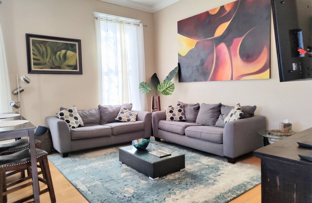 Upper Deck: Charming Modern 2nd floor 2bdrm condo in Starland area of Savannah.