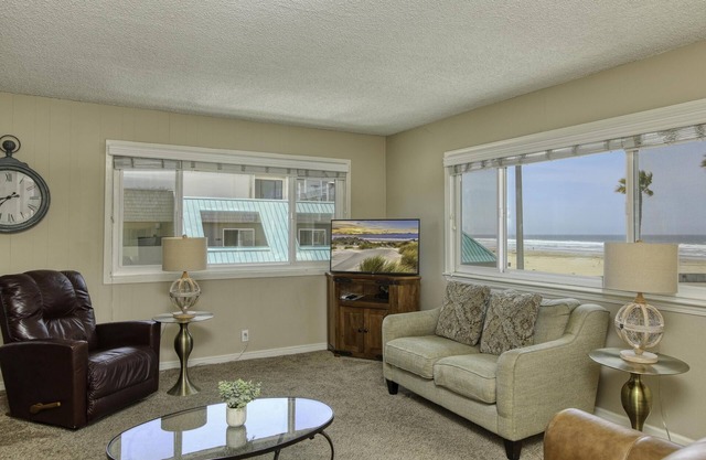 Diez pasos de la playa. Unas vistas preciosas! El nivel superior condominio de 2 dormitorios