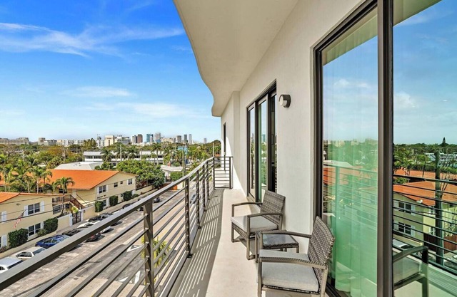Upscale 3/3 Condo: Prime Location by FLL & Beach