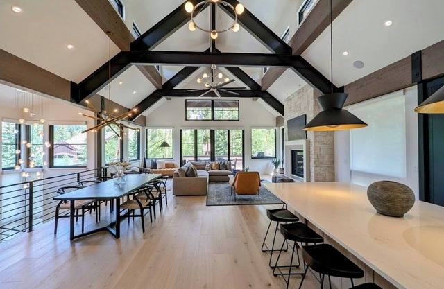 Stunning Home with private Hot Tub & free Shuttle