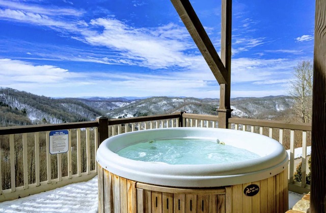 Upscale mountain retreat w/ hot tub and WOW VIEWS!