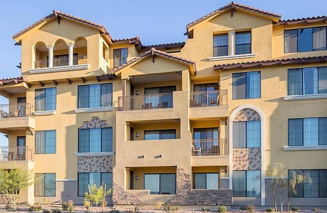 Complejo UpScale con piscina climatizada al aire libre con tobogán y bar junto a la piscina, cancha de tenis y gimnasio