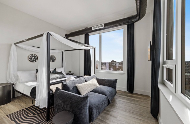 Upscale Views 2br Free Parkn, Walk 2 Train, 2bath