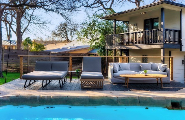 Luxury Zilker Home Pool Hot Tub and 2 Kitchens!