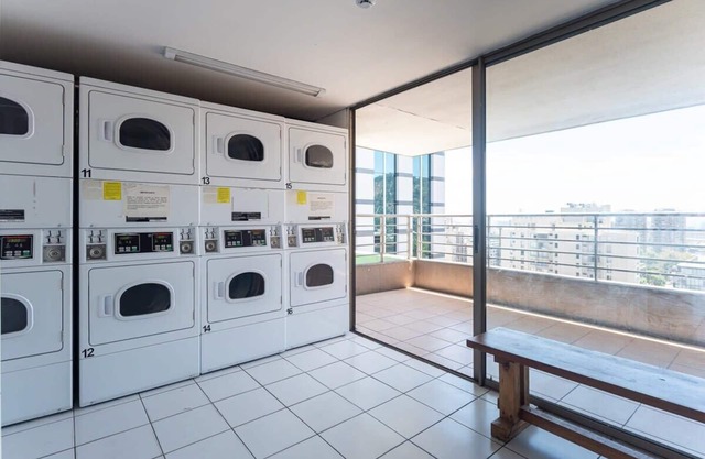 Urban Burgundy - 1BR, Metro, Wifi, TV