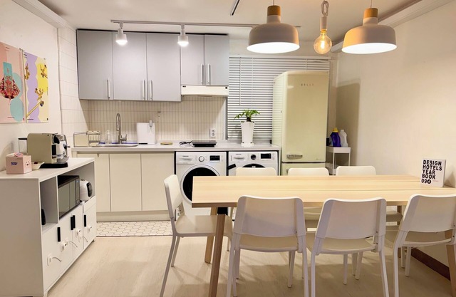 Urban Calm near Itaewon St.|Free Pickup for Long Stay|Work & Rest|2BR, 4 Beds