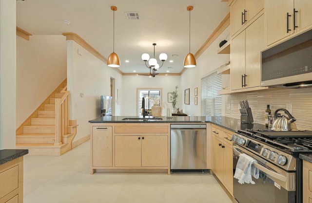 Urban Plaza Luxe 1-Family- Steps away from Plaza District