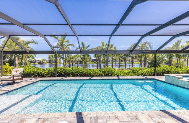 Urlaub Haus, Beautifully Remodeled, Lake-Front Pool Home