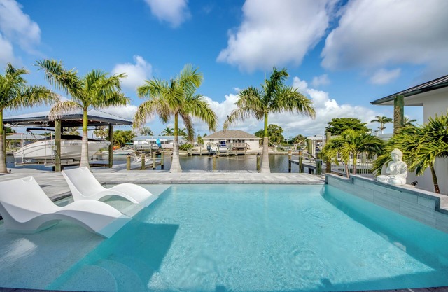 Outstanding 3 BR waterfront pool home in Matlacha Isles / kayaks/ fishing poles