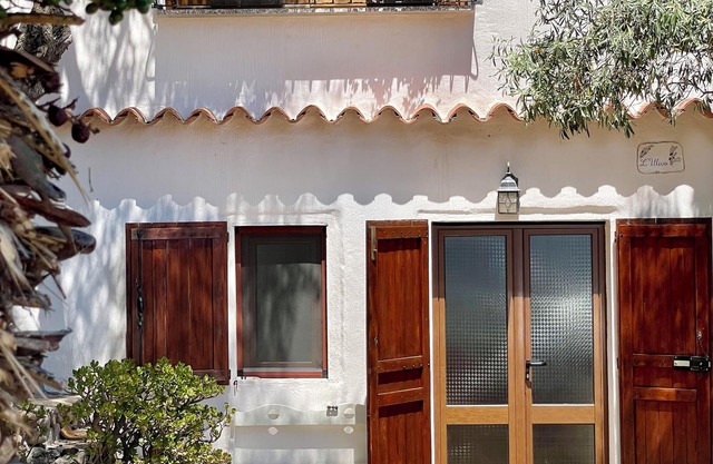 Pequeña casa rodeada de vegetación