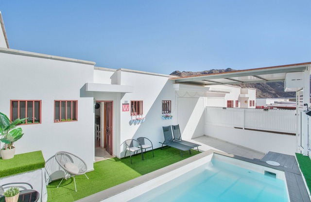 Villa Vacacional 'Big Puerto Rico Streetfront' con Vista a la Montaña, Wi-Fi y Aire Acondicionado