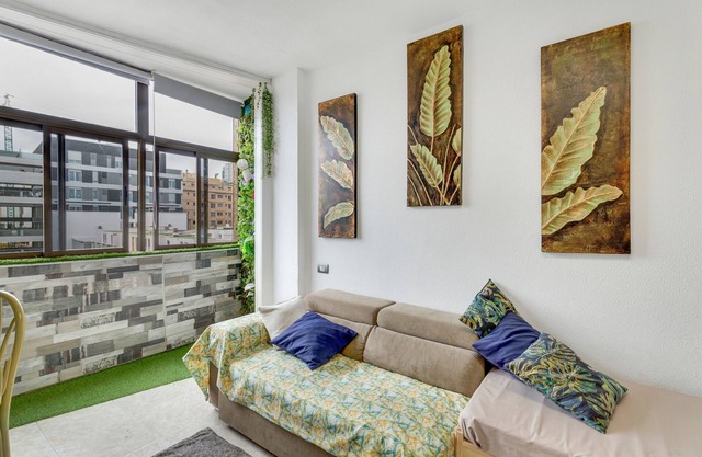 Apartamento de vacaciones 'Playa Canteras Samperez I' con vistas a la montaña y Wi-Fi