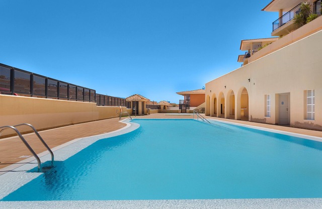 Casa de vacaciones 'Casa Miramar' con vistas al mar, piscina compartida y terraza privada
